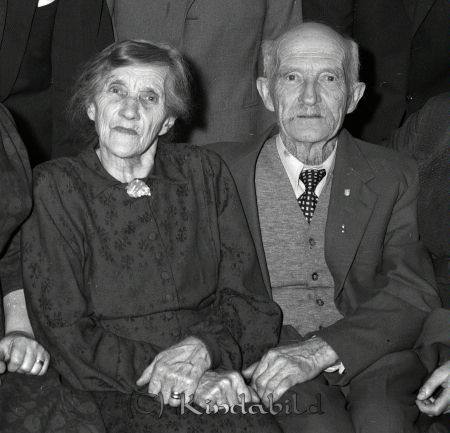 Skomakare Krantz Sandstugan Tidersrum
raja 
Skomakare Krantz Sandstugan  
Grupporträtt

raja
Hildegun född 1888 (född Ryd)
Karl-August född 1888 
Källa: marie krantz

Nyckelord: Krantz Tidersrum