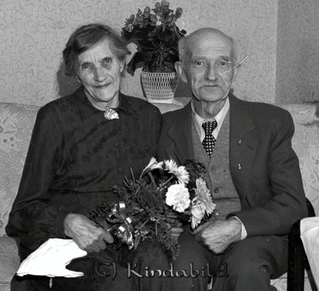 Skomakare Krantz Sandstugan Tidersrum
raja 
Skomakare Krantz Sandstugan  
Grupporträtt

raja
Karl August Krantz född 1884 i Västra Ryd och Augusta Amanda Hildegun född 1888 i Svinhult.
Karl August död 1971 i Kisa och Hildegun död 1965 i Sandstugan.
Källa: Svensk dödbok 
Källa: Gerd Pettersson 

Nyckelord: Krantz Tidersrum