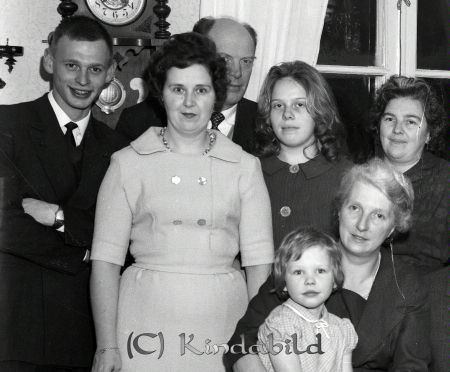 Skomakare Krantz Sandstugan Tidersrum
raja 
Skomakare Krantz Sandstugan  
Grupporträtt

raja
Längst bak står fr vänster Uno, Britt-Marie och Tyra Strigner. 
Källa: Gerd Pettersson

raja
Framför Kerstin (gift med Arne) och Maja med dottern Anne 
Källa: marie krantz

Nyckelord: Krantz Tidersrum