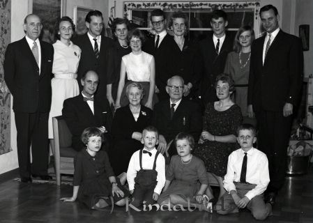 Familjen Sandström Kisa
raja 
Familjen Sandström  
Grupporträtt

Lars Sandström skriver 2023-10-26:
Till höger i soffan sitter Greta Sandström, 
född Söderberg. Bredvid henne är föräldrarna. 
Övriga är Gretas familj och syskon med 
respektive. Fotot verkar att vara taget 
i Greta och Bernts hus intill Kisaån.


Nyckelord: Sandström Kisa