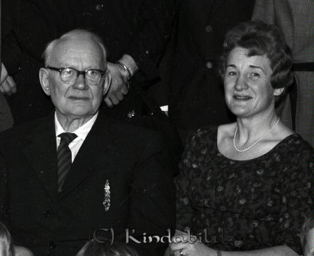 Familjen Sandström Kisa
raja 
Familjen Sandström  
Grupporträtt

Nyckelord: Sandström Kisa