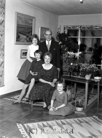 Familjen Sandström Kisa
raja 
Familjen Sandström  
Grupporträtt

raja
Greta och Berndt Sandström med sina 3 döttrar. 
Källa: Gerd Pettersson

Nyckelord: Sandström Kisa