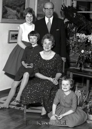 Familjen Sandström Kisa
raja 
Familjen Sandström  
Grupporträtt

raja
Greta och Berndt Sandström med sina tre döttrar. 
Källa: Gerd Pettersson


Nyckelord: Sandström Kisa
