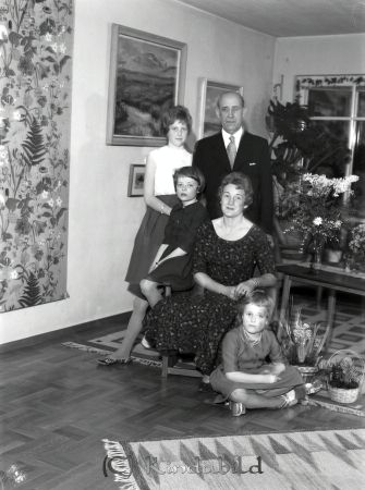 Familjen Sandström Kisa
raja 
Familjen Sandström  
Grupporträtt
gepe
Berndt och Greta Sandström med döttrar.

Nyckelord: Sandström Kisa