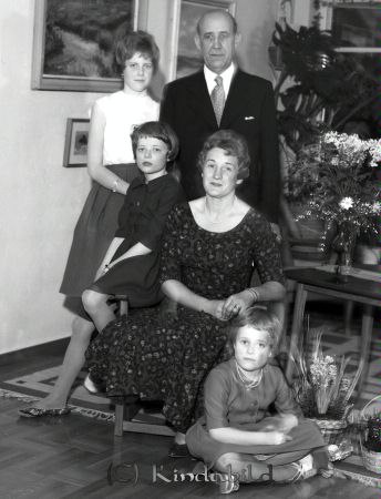 Familjen Sandström Kisa
raja 
Familjen Sandström  
Grupporträtt
gepe
Berndt och Greta Sandström med döttrar

Nyckelord: Sandström Kisa