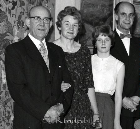 Familjen Sandström Kisa
raja 
Familjen Sandström  
Grupporträtt

raja
Till vänster Berndt och Greta Sandström. 
Greta var född i Vårdnäs 1915 och Berhard "Bernt" var född 1899 i Horn.
 Gretas var dotter till mjölnaren Karl Rutger Söderberg och Charlotta Matilda Lönngren från Brokind
 Källa: Födelsebok Vårdnäs
 Barn: Eva född 1946
 Birgitta född 1950
 Kristina född 1953
 Källa: Folkräkning 1970 
Källa: Gerd Pettersson

Nyckelord: Sandström Kisa