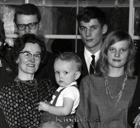 Familjen Sandström Kisa
raja 
Familjen Sandström  
Grupporträtt

Nyckelord: Sandström Kisa