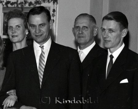Familjen Sandström Kisa
raja 
Familjen Sandström  
Grupporträtt

Nyckelord: Sandström Kisa