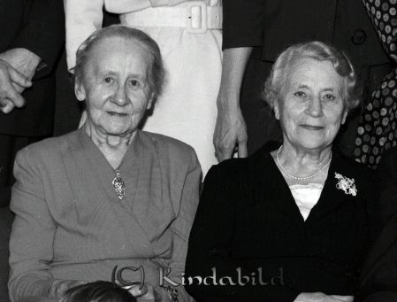 Familjen Sandström Kisa
raja 
Familjen Sandström  
Grupporträtt

Nyckelord: Sandström Kisa