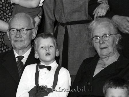 Familjen Sandström Kisa
raja 
Familjen Sandström  
Grupporträtt

Nyckelord: Sandström Kisa