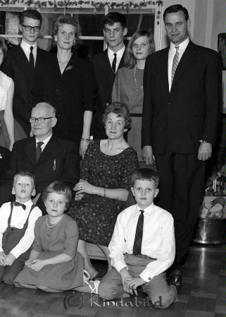 Familjen Sandström Kisa
raja 
Familjen Sandström  
Grupporträtt

Nyckelord: Sandström Kisa