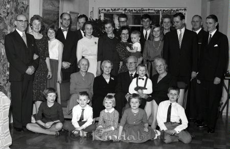 Familjen Sandström Kisa
raja 
Familjen Sandström  
Grupporträtt

Nyckelord: Sandström Kisa