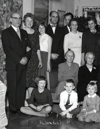 Familjen Sandström Kisa
raja 
Familjen Sandström  
Grupporträtt

Nyckelord: Sandström Kisa