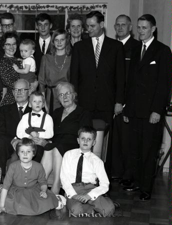 Familjen Sandström Kisa
raja 
Familjen Sandström  
Grupporträtt

Nyckelord: Sandström Kisa