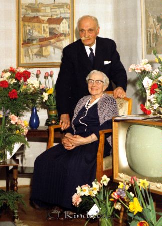 Familjen Sandström Kisa
raja 
Familjen Sandström  
Grupporträtt

Nyckelord: Sandström Kisa