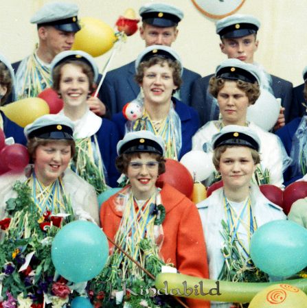 Realexamen
raja 
Realexamen
Grupporträtt

raja
Främre raden fr vänster Birgitta Kjellgren, Britt Wilhelmsson och ?
 2:a raden fr vänster: ?, Gull-Britt Kindén
 3:e raden till höger Bernt Johansson.
 Källa: Studiegruppen hembygdsgården
Nyckelord: Realexamen
