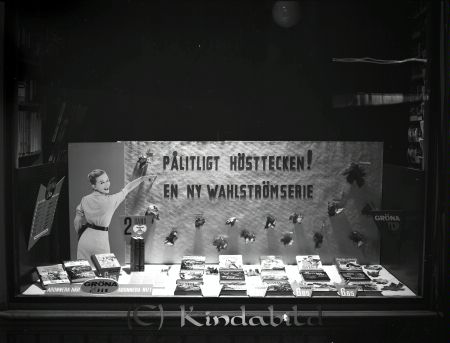 A G Andersson Kisa Skyltfönster
raja 
A G Andersson Kisa  
Föremål Skyltfönster

raja
A G Andersson hette väl bokhandeln? 
Källa: mayca

raja
Rätt! 
Källa: Gerd Pettersson

Nyckelord: Andersson Kisa