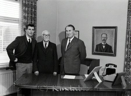 Eklund Konfektion AB Kisa
raja 
Eklund Konfektion AB  
Grupporträtt

raja
Tre generationer Eklund :Lars född 1936, Rudolf 1883-1970 och Gösta född 1909.
Källa: Sv Privata Företagare 
Källa: Gerd Pettersson


Nyckelord: Eklund Kisa