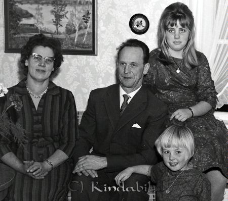 Fru Rydström Lövingsborg Kisa
raja 
Fru Rydström Lövingsborg  
Grupporträtt 50 årsfirande

raja
Familjen Rydström fotograferad i samband med mammas 50-årsdag 28/2 1961.Judith,Gustav,Margareta och Karin. 
Källa: margareta

Nyckelord: Rydström Kisa
