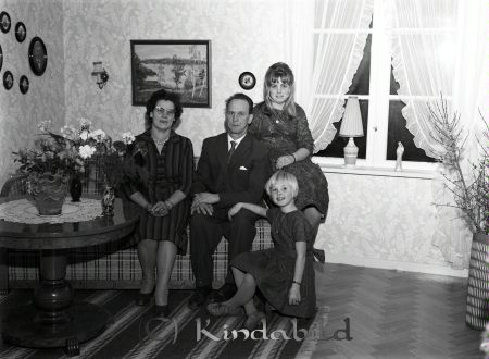 Fru Rydström Lövingsborg Kisa
raja 
Fru Rydström Lövingsborg  
Grupporträtt 50 årsfirande

raja
Min mamma Judith Rydströms 50-årsdag 28 februari 1961 på bilden även min pappa Gustav och min syster Margareta och jag (Karin) 
Källa: Karin Rydström



Nyckelord: Rydström Kisa
