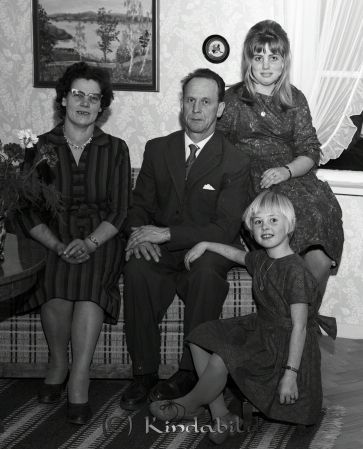 Fru Rydström Lövingsborg Kisa
raja 
Fru Rydström Lövingsborg  
Grupporträtt 50 årsfirande

Nyckelord: Rydström Kisa