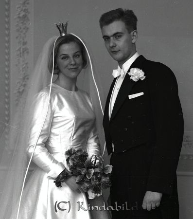 Med Kand Göran Nilsson Kisa
raja 
Med Kand Göran Nilsson  
Brudpar


Nyckelord: Nilsson Kisa