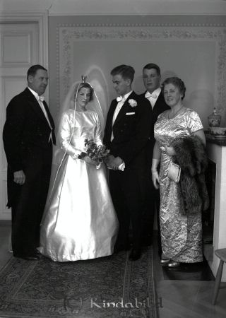 Med Kand Göran Nilsson Kisa
raja 
Med Kand Göran Nilsson  
Brudpar

raja
Brudparet Karin Sofia Gustavsson och Karl Göran Nilsson.
Brudens föräldrar Dala och Martin Gustavsson och brodern Magnus. 
Källa: Gerd Pettersson


Nyckelord: Nilsson Kisa