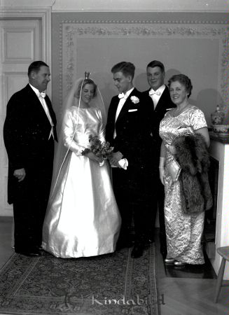 Med Kand Göran Nilsson Kisa
raja 
Med Kand Göran Nilsson  
Brudpar

raja
Till vävnster Martin Gustavsson, Karin Gustavsson och Göran Nilsson,Magnus Gustavsson och Dala Gustavsson. 
Källa: Gerd Pettersson

Nyckelord: Nilsson Kisa