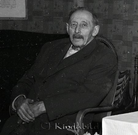 Herr Axel Svensson Ennesbo Kisa
raja 
Axel Svensson Ennesbo  
Porträtt-Man 90 årsfirande

raja
Axel Herman Svensson, Ennesbo, Kisa
1871-1965. 
Källa: Gerd Pettersson

Nyckelord: Svensson Ennesbo