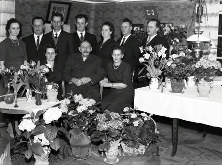 Herr Axel Svensson Ennesbo Kisa
raja 
Axel Svensson Ennesbo  
Grupporträtt 90 årsfirande

raja
Främre raden från vänster Gunhild född 1904, fadern Axel Herman född 1971 och Gerda född 1902.
Bakre raden fr vänster Agnes född 1911, Ejnar född 1905, Erland född 1909, Nils Arne född 1917, Karin Linnéa född 1908, Ivar född 1900, Valter född 1905.
Modern till barnen var Elin Maria född Karlsson 1880 i Kättilstad. Hon avled 1939.
Det fanns två döttrar till i familjen Ester Elida född 1915, död 1935
och Agda Gurli Viktoria född 1913.
Källa: Kyrkoarkiv Kisa 
Källa: Gerd Pettersson


Nyckelord: Svensson Ennesbo