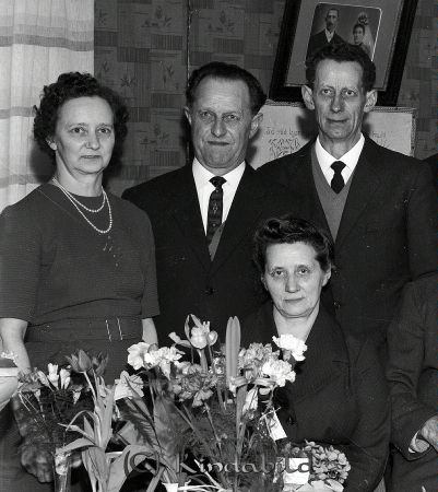 Herr Axel Svensson Ennesbo Kisa
raja 
Axel Svensson Ennesbo  
Grupporträtt 90 årsfirande

raja
Sittande: Gunhild Johansson, dotter till Axel Svensson.
 Andra raden fr vänster Agnes Andersson, dotter, Einar Svensson
 Erland Svensson, söner.
 Källa: Sven-Inge 
Nyckelord: Svensson Ennesbo