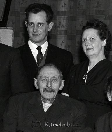Herr Axel Svensson Ennesbo Kisa
raja 
Axel Svensson Ennesbo  
Grupporträtt 90 årsfirande

raja
Axel Svensson med sonen Arne och Karin gift Johansson.
 Källa: Sven-Inge 
Nyckelord: Svensson Ennesbo