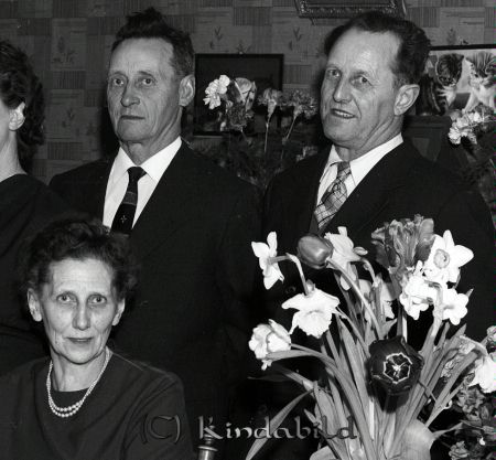 Herr Axel Svensson Ennesbo Kisa
raja 
Axel Svensson Ennesbo  
Grupporträtt 90 årsfirande

raja
Dottern Gerda gift Frejd, samt sönerna Ivar och Valter Svensson.
 Källa: Sven-Inge 
Nyckelord: Svensson Ennesbo