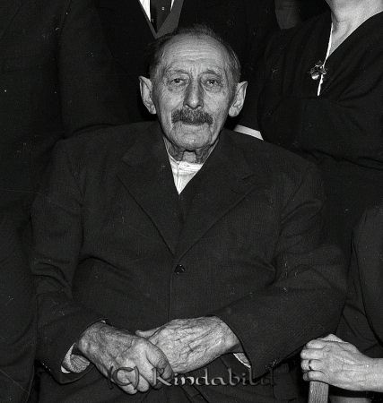 Herr Axel Svensson Ennesbo Kisa
raja 
Axel Svensson Ennesbo  
Porträtt-Man 90 årsfirande

raja
Axel Herman Svensson, Ennesbo, Kisa
1871-1965. 
Källa: Gerd Pettersson

Nyckelord: Svensson Ennesbo