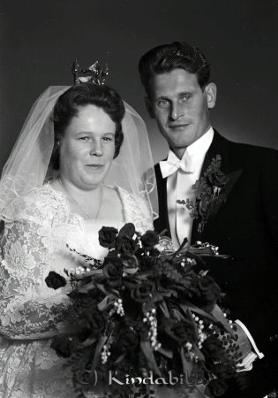 Helge Karlsson Kisa
raja 
Helge Karlsson Kisa
Brudpar

raja
Helge Karlsson och Birgitta född Hill.
 Helge kom från Uvkullen. Hans far var Anders Karlsson.
 Systrar var bl a Anna-Greta som var major i Frälsningsarmen
 Stina gift med Gustav Andersson i Milingetorp, Karin gift Lindblom.
 Gustav bodde i Linköping och arbetade på brandkåren.
 Källa: Studiegruppen hembygdsgården 

raja
Helges yngsta syster Inga hade långt vackert hår vilket jag beundrade mycket. Jag tror det var 1948 jag träffade henne och min mamma tog kort på oss båda. 
Källa: mayca

Nyckelord: Karlsson Kisa