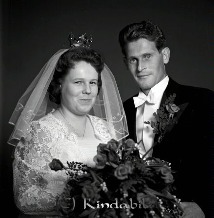 Helge Karlsson Kisa
raja 
Helge Karlsson Kisa
Brudpar

raja
Birgitta och Helge Karlsson.Bruden är dotter till Arthur och Greta Hill. 
Källa: margareta


Nyckelord: Karlsson Kisa