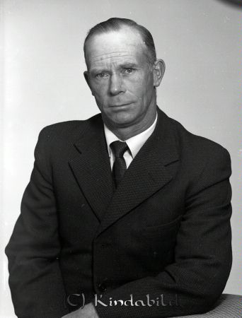 Helge Johansson Årteryd Rimforsa
raja 
Helge Johansson Årteryd  
Porträtt-Man
gepe
Helge var son till Signe och Oskar Johansson Ängarna Årteryd.
Källa: Harry K 
Källa: Gerd Pettesson     
 


Nyckelord: Johansson Årteryd