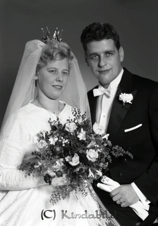 Jan Andersson Kisa
raja 
Jan Andersson  
Brudpar

raja
Birgitta och Jan Andersson, Lillågatan, Kisa. Vigda 5/11 1960. Bruden född Eriksson. Jan från Epplerum, Horn. 
Källa: Tommy Karlsson


Nyckelord: Andersson Kisa