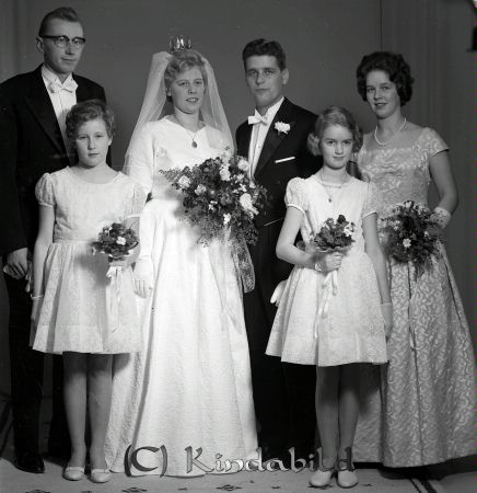 Jan Andersson Kisa
Raja
Gift med Göran Nilsson Kisa 
Källa: Gerd Pettersson

raja
Birgitta och Jan Andersson, Lillågatan, Kisa. Vigda 5/11 1960. Bruden född Eriksson. Jan från Epplerum, Horn. Marskalk Olle Larsson och tärna Ann-Cathrin Andersson. Ann-Cathrin syster till Jan. Olle och Ann-Cathrin vigda 1965. 
Källa: Tommy Karlsson
LaSa 20240113: Jan Andersson namnger tärnan till höger som Margareta Bröthlin från Hägna. Senare gift med Gösta Gustavsson.
Nyckelord: Andersson Kisa