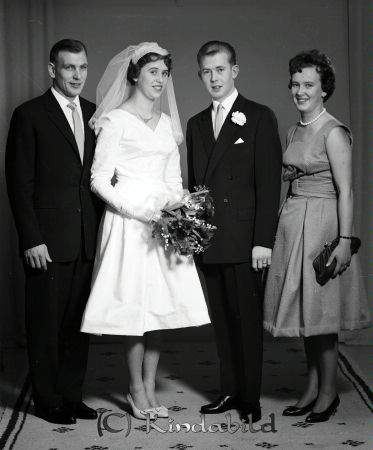 Leif Andersson Kisa
raja 
Leif Andersson  
Brudpar

raja
Från vänster Göran Wall, Leif Andersson, Berit Johansson och Laila Johansson syster till bruden.
Källa: Studiegruppen Hembygdsgården

Nyckelord: Andersson Kisa