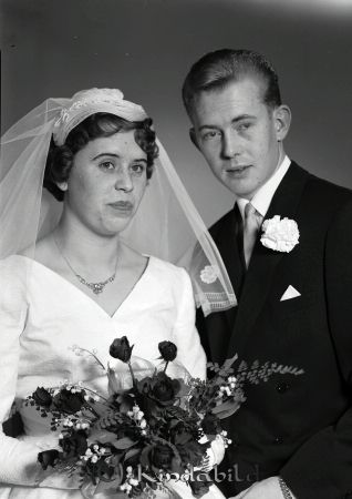 Leif Andersson Kisa
raja 
Leif Andersson  
Brudpar

Nyckelord: Andersson Kisa
