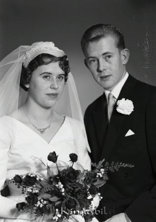 Leif Andersson Kisa
raja 
Leif Andersson  
Brudpar

Nyckelord: Andersson Kisa