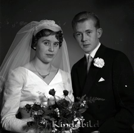 Leif Andersson Kisa
raja 
Leif Andersson  
Brudpar

Nyckelord: Andersson Kisa