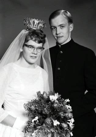 Stefan Eriksson Toppstigen 4 Nynäshamn
raja 
Stefan Eriksson Nynäshamn  
Brudpar

raja
Birgit Holgersson och Stefan Eriksson. Vigsel i Kisa kyrka 1960.
Barn: Yngve 1963, Charlotta 1964, Valter 1968. 
Källa: Sune Holgersson

Nyckelord: Eriksson Nynäshamn