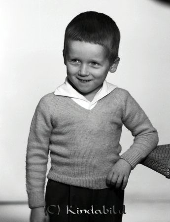 Stefan Erlin Kisa
raja  
Stefan Erlin Kisa
Porträtt-Barn

raja
Stefan är född 1956 och bodde på Storgatan mitt i mot Hjortslund. Vi var skolkamrater i 9 år. Bor numera i Linköping.
Källa: raja

raja
Föräldrarna var Henrik och Ingrid Erlin. Han flyttade till Linköping.
 Källa: Studiegruppen hembygdsgården 
Nyckelord: Erlin Kisa