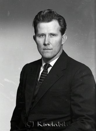Sven Arne Alvin Slätmon
raja  
Sven Arne Alvin Slätmon
Porträtt-Man

raja
Sven-Arne Alvin Tjustad 
Källa: Gerd Pettersson

raja
Sven-Arne gift med Gerty. Hans syskon heter Karl-Erik, Britta o Bengt och deras föräldrar heter Helge o Märtha. 
Källa: Studiegruppen Hembygdsgården

Nyckelord: Alvin Slätmon