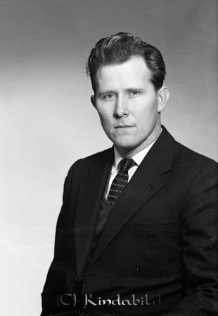 Sven Arne Alvin Slätmon
raja  
Sven ArneAlvin Slätmon
Porträtt-Man

Nyckelord: Alvin Slätmon