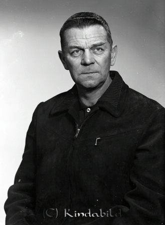 Åke Hellman Kisa
raja  
Åke Hellman Kisa
Porträtt-Man

Nyckelord: Hellman Kisa