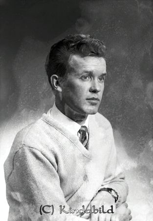 Gösta Johansson Sommenäs Svalsjö
raja  
Gösta Johansson Sommenäs  
Porträtt-Man

raja
Lantarbetare Gösta Johanson född 1935 i Norra Vi. 1970 bodde han i Väderstad och var gift med Britt-Marie född i Ekeby församling. Han var poliskonstapel.
Källa: Folkräkning 
Källa: Gerd Pettersson

Nyckelord: Johansson Sommenäs