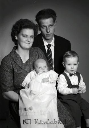 Leif Olof Landin Rothult
raja  
Leif Olof Landin Rothult
Grupporträtt Dopfotografi

raja
Rolf och Ulla-Britt Landin med barnen Leif Olof och Bo Rejno,
Källa: Gerd Pettersson

 

Nyckelord: Landin Rothult